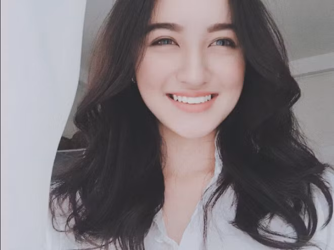 Mai Tây là hot girl đình đám của đất Sài Thành với vẻ đẹp không góc chết, xinh như đúng cái tên của mình – vẻ đẹp lai Tây khiến CĐM lụy tim. Thế nhưng, ít ai biết rằng cô nàng này là 100% thuần Việt.