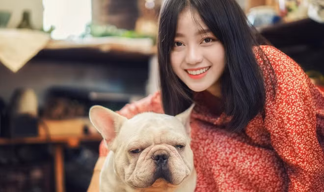 Vũ Nhật Linh, sinh năm 2000 hiện đang là sinh viên Đại học Mở TP HCM, là Á quân trong cuộc thi tìm kiếm đại sứ văn hóa – du lịch Việt Nhật năm 2018 và là một trong những người mẫu lookbook quen mặt của Sài Thành.