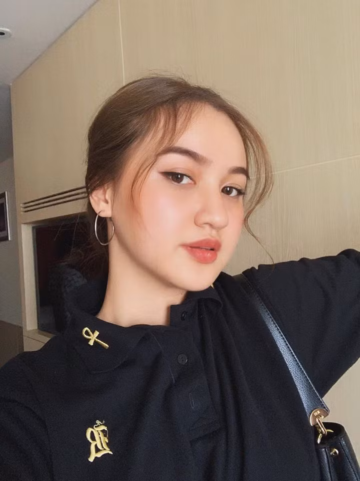 Mai Tây có tên thật là Nguyễn Túy Xuân Mai, sinh năm 2000, hiện đang là sinh viên năm 2 trường đại học Hoa Sen tại TP HCM. Ai nhìn hot girl 10X này cũng không thể nào quên được nét đẹp rất riêng.