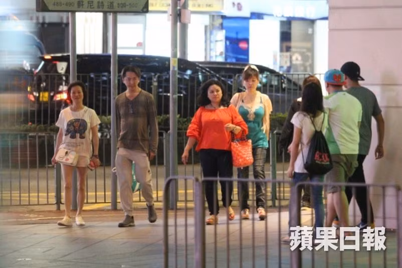 Tai tu Hong Kong 53 tuoi khong ket hon, song cung 3 tinh nhan-Hinh-2