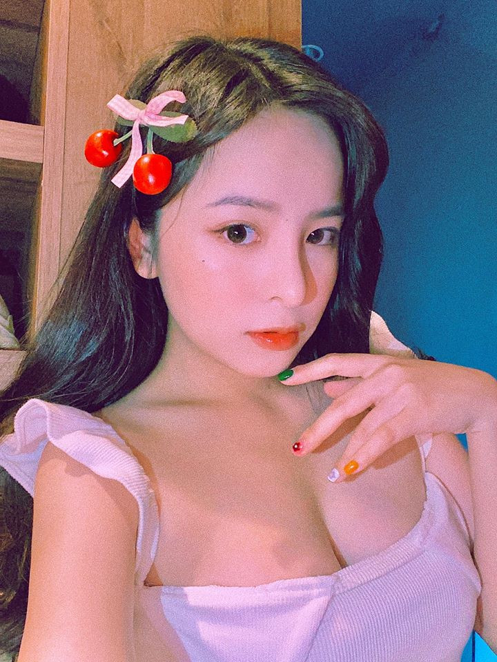 gương mặt và thần thái hút hồn của Khánh Vân khi cover Yêu 5 đã thu hút được đông đảo bạn trẻ yêu mến. Kể từ đó, dân mạng mới bắt đầu lần tìm và theo dõi hot girl Muvik này.