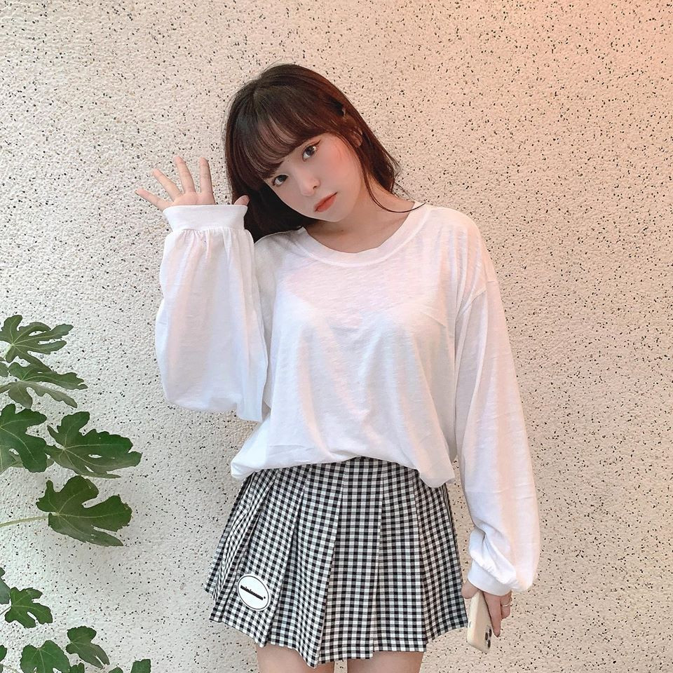 Hiện Facebook của Khánh Vân có khoảng hơn 236.000 người theo dõi. Còn ở Instagram, cô bạn cũng có hơn 74.000 người quan tâm.