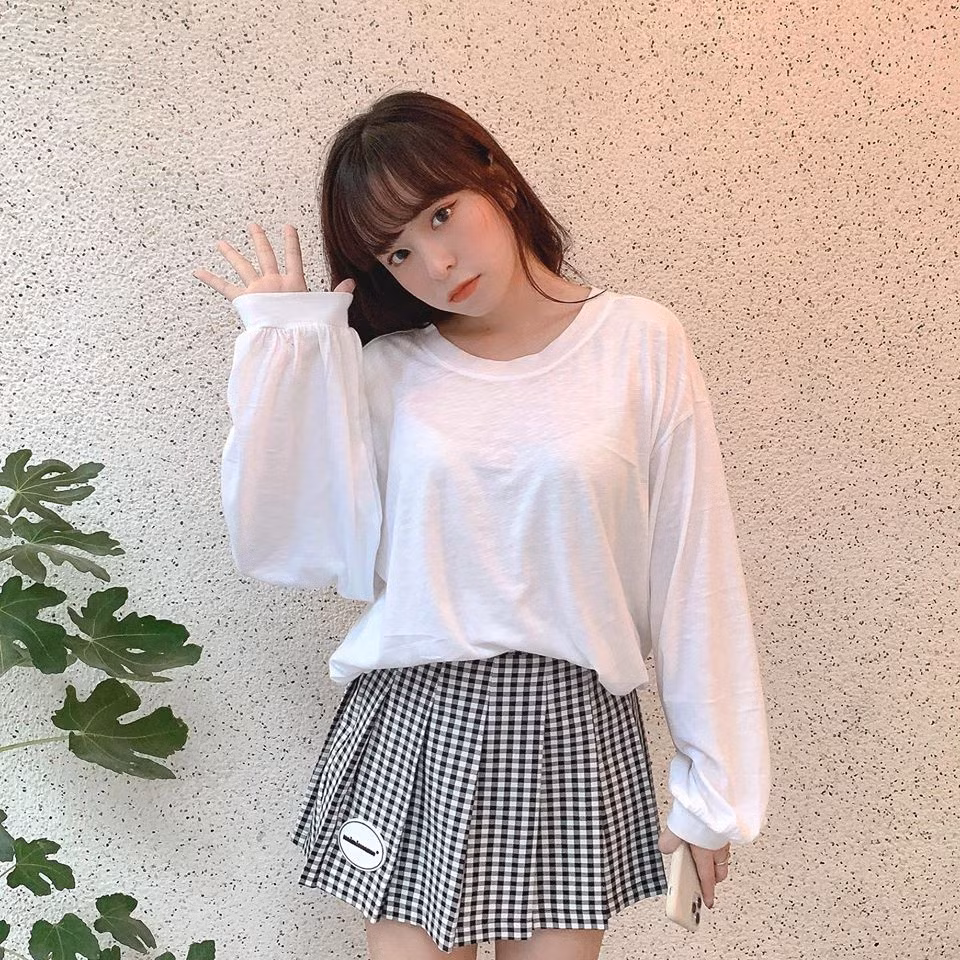 Hiện Facebook của Khánh Vân có khoảng hơn 236.000 người theo dõi. Còn ở Instagram, cô bạn cũng có hơn 74.000 người quan tâm.