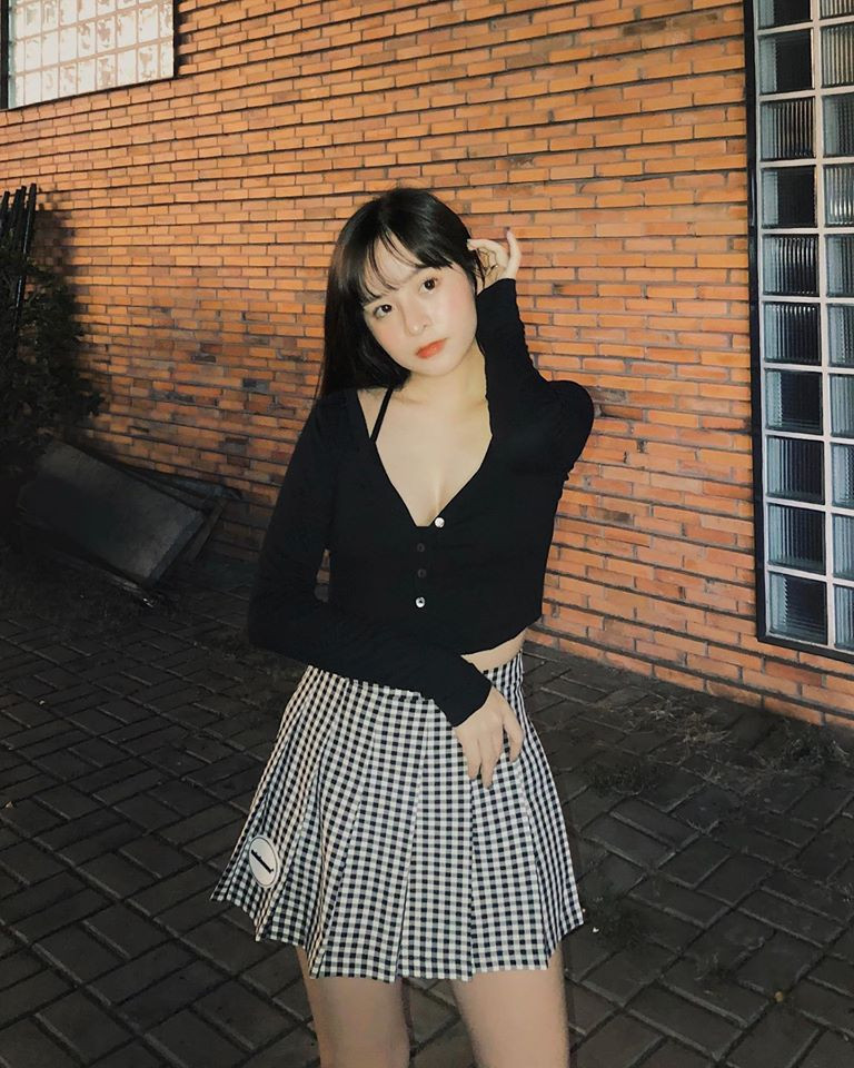 Hot girl 10X Khánh Vân cũng gây ấn tượng với người đối diện nhờ gương mặt xinh xắn, cách trang điểm đậm chất Ulzzang, gu thời trang trẻ trung năng động.