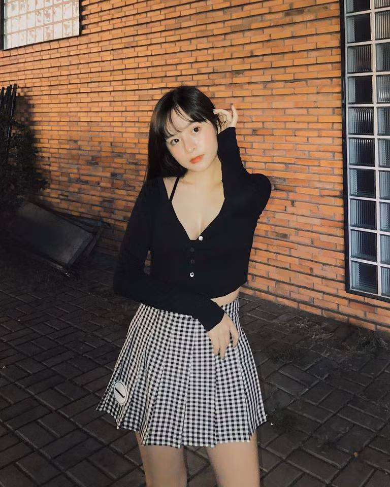 Hot girl 10X Khánh Vân cũng gây ấn tượng với người đối diện nhờ gương mặt xinh xắn, cách trang điểm đậm chất Ulzzang, gu thời trang trẻ trung năng động.
