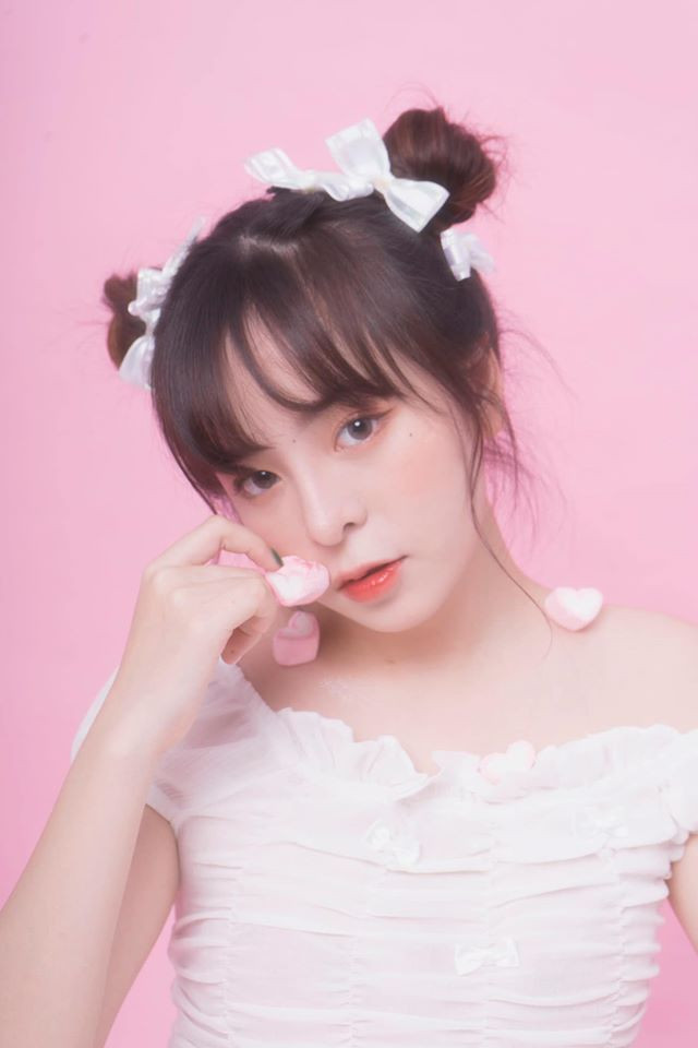 Xuất hiện cùng thời với những Linh Ka, Long Bi hay Chi Bé trên nền tảng Muvik nhưng mãi thời gian gần đây tên tuổi của Khánh Vân mới được nhiều người biết đến. Cô bạn này gây ấn tượng bằng vóc dáng nuột nà và đời tư không scandal.