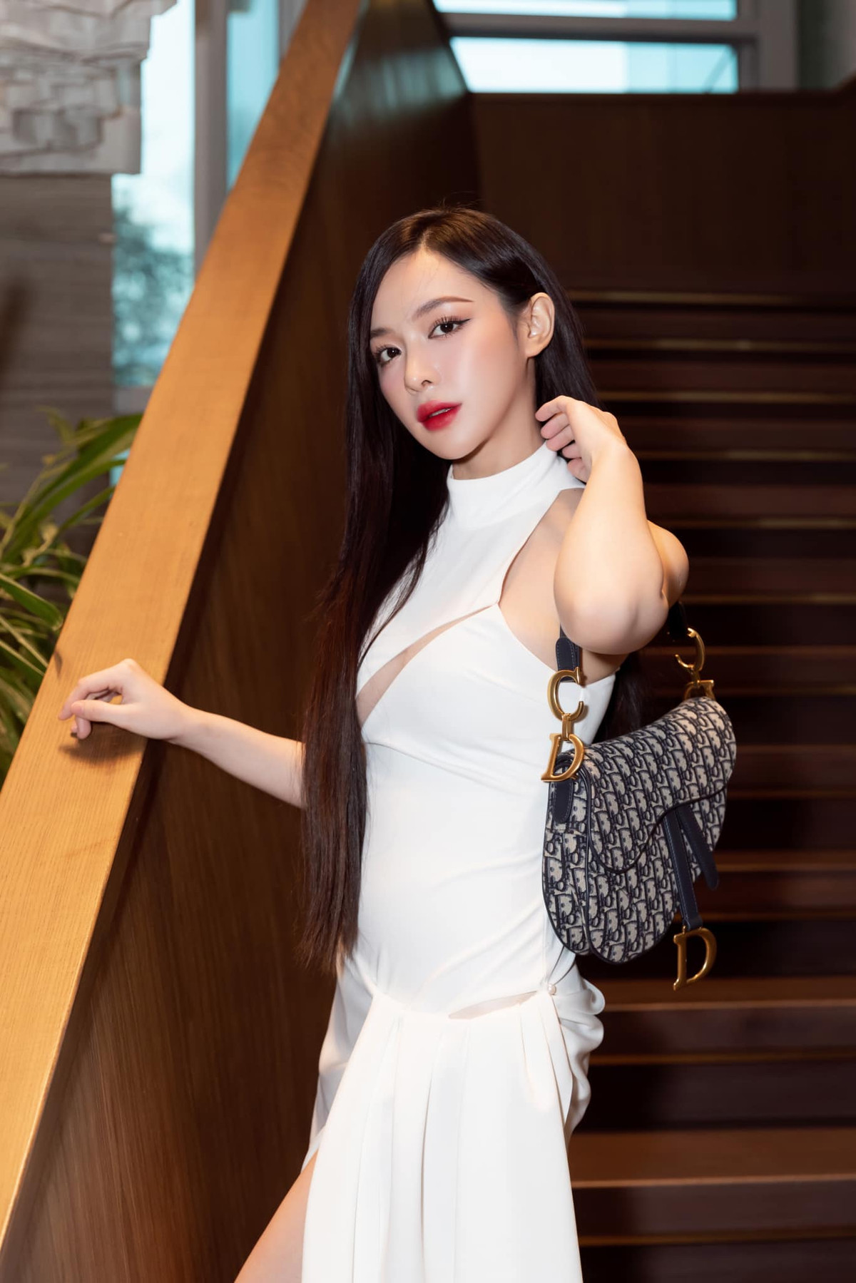 Trong kỳ thi đại học, Phi Linh là Á khoa môn Văn của trường Đại học Khoa học Xã hội và Nhân văn, thành thạo 2 ngoại ngữ là tiếng Anh và tiếng Trung.