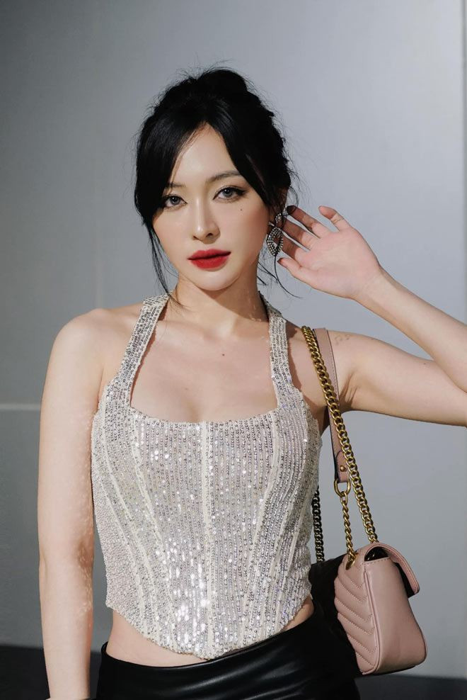 Ngay từ khi còn là học sinh, Phi Linh đã tận dụng thời gian rảnh chụp ảnh quảng cáo thời trang, phụ kiện… để kiếm tiền tiêu vặt.