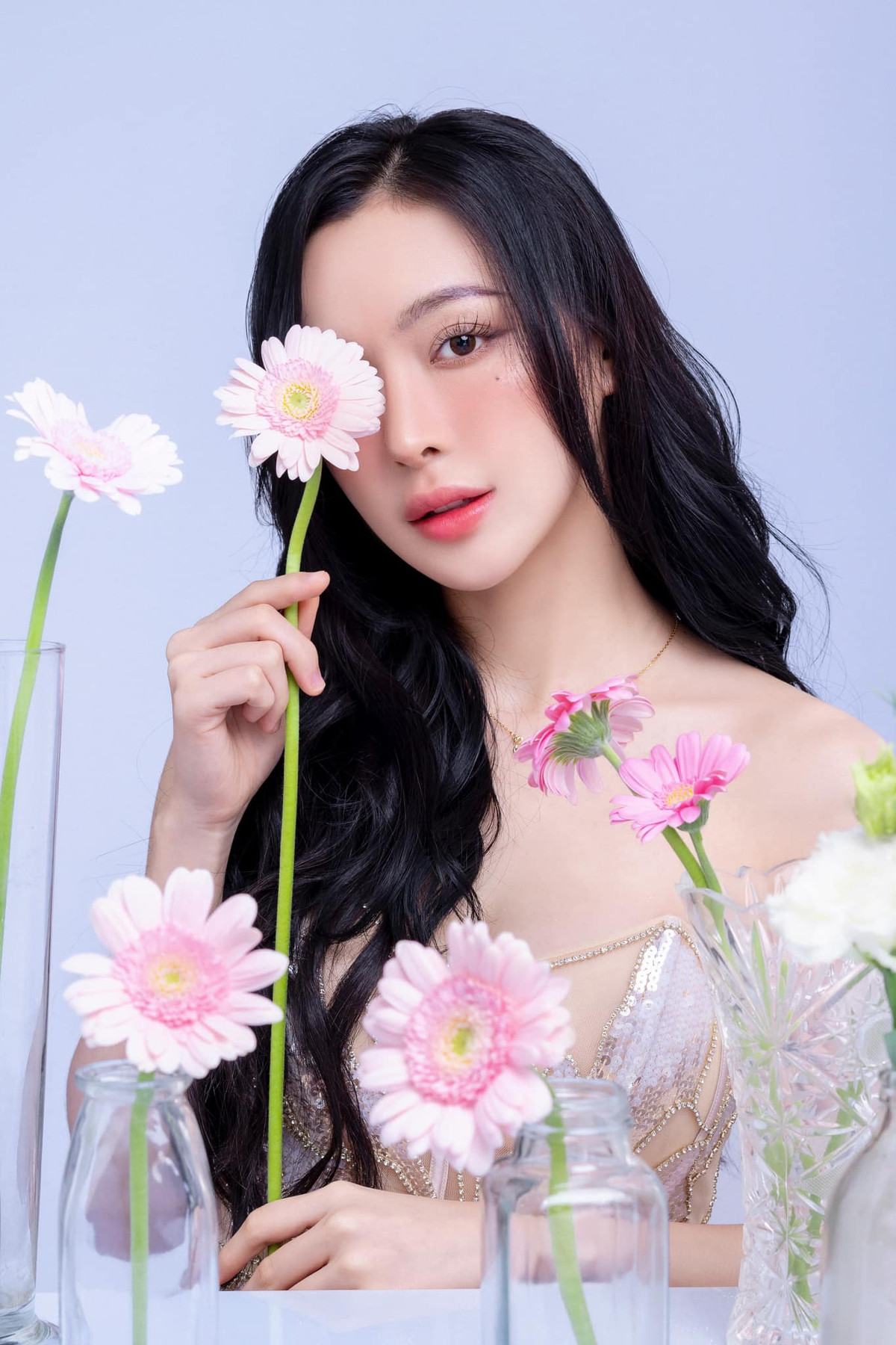 Khi trở thành sinh viên của trường Nhân văn, Phi Linh đã kiếm đủ tiền trang trải học phí và sinh hoạt của bản thân, không cần sự hỗ trợ của bố mẹ.