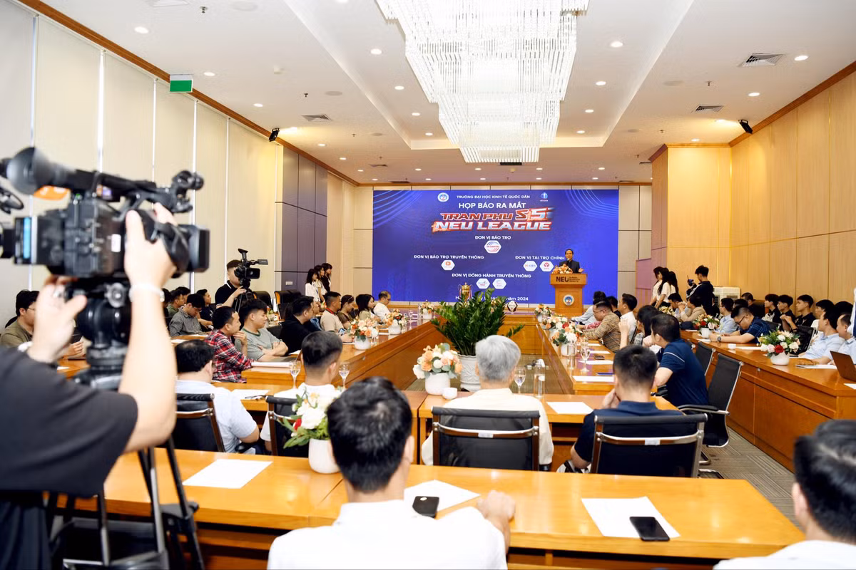 Bui Hoang Viet Anh gop mat tai giai bong da sinh vien NEU League-Hinh-2