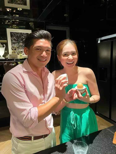 Ngoài ra, em vợ doanh nhân Nguyễn Quốc Vũ còn yêu cầu vợ chồng chị gái lại nội thất cao cấp cả hai căn và trả luôn phí quản lý, bảo trì, sau đó giao chìa khoá lại cho mình.