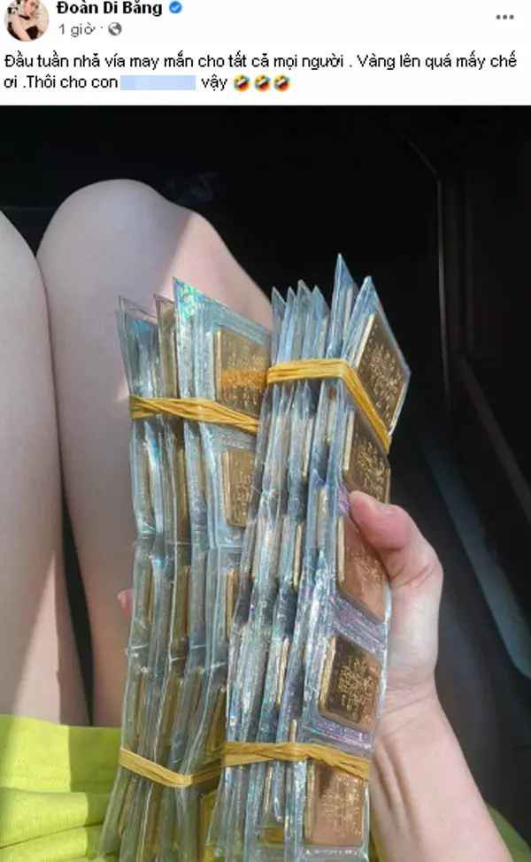 Theo đó, "nữ đại gia quận 7" đã show 2 cọc vàng buộc chặt bằng dây chun, kèm theo đó là caption ngắn gọn.