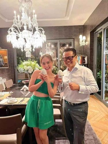 Câu chuyện buôn bán trên của Đoàn Di Băng khiến ai nghe xong cũng cảm thấy ghen tị. Bởi với cách tính toán thế này, đây là thương vụ bán như cho không ấy mà. Đúng là làm họ hàng với người giàu cũng sướng qua đi thôi.