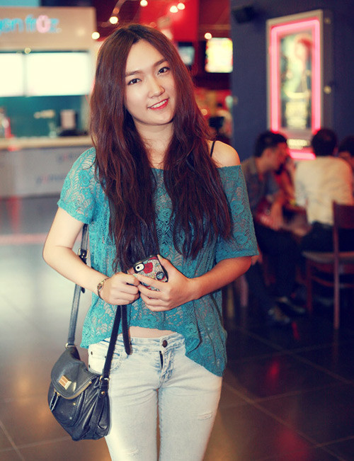 Phanh Lee sinh năm 1990, là diễn viên quen mặt với khán giả truyền hình miền Bắc. Cô tốt nghiệp Đại học Sân khấu Điện ảnh, sau đó tham gia nhiều phim như: Trái tim có nắng, Lời nói dối ngọt ngào, Yêu thì ghét thôi, Khi chàng trai yêu, Làm chồng đại gia, Cư dân thông thái…