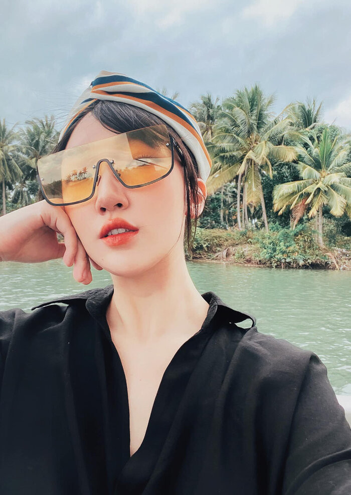 Linh Sugar sinh năm 1991, được biết đến là một trong những hot girl đời đầu Hà thành cùng thời với Phanh Lee, Huyền Lizzie, Mai Ngọc,…