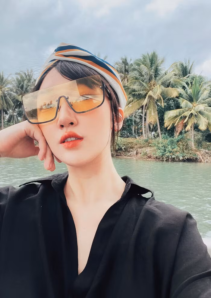 Linh Sugar sinh năm 1991, được biết đến là một trong những hot girl đời đầu Hà thành cùng thời với Phanh Lee, Huyền Lizzie, Mai Ngọc,…