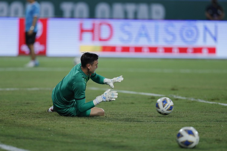 Điều này là rõ ràng bởi chuyện được làm việc, tập luyện chung cùng các đồng đội nơi hàng phòng ngự đội tuyển Việt Nam một cách thường xuyên của Tấn Trường chắc chắn lợi thế hơn hẳn so với Văn Lâm.