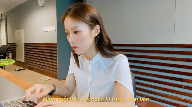 Cụ thể, trên kênh YouTube của mình, Khánh Vy vừa chia sẻ video với nội dung một ngày đi làm tại VTV trong mùa dịch.