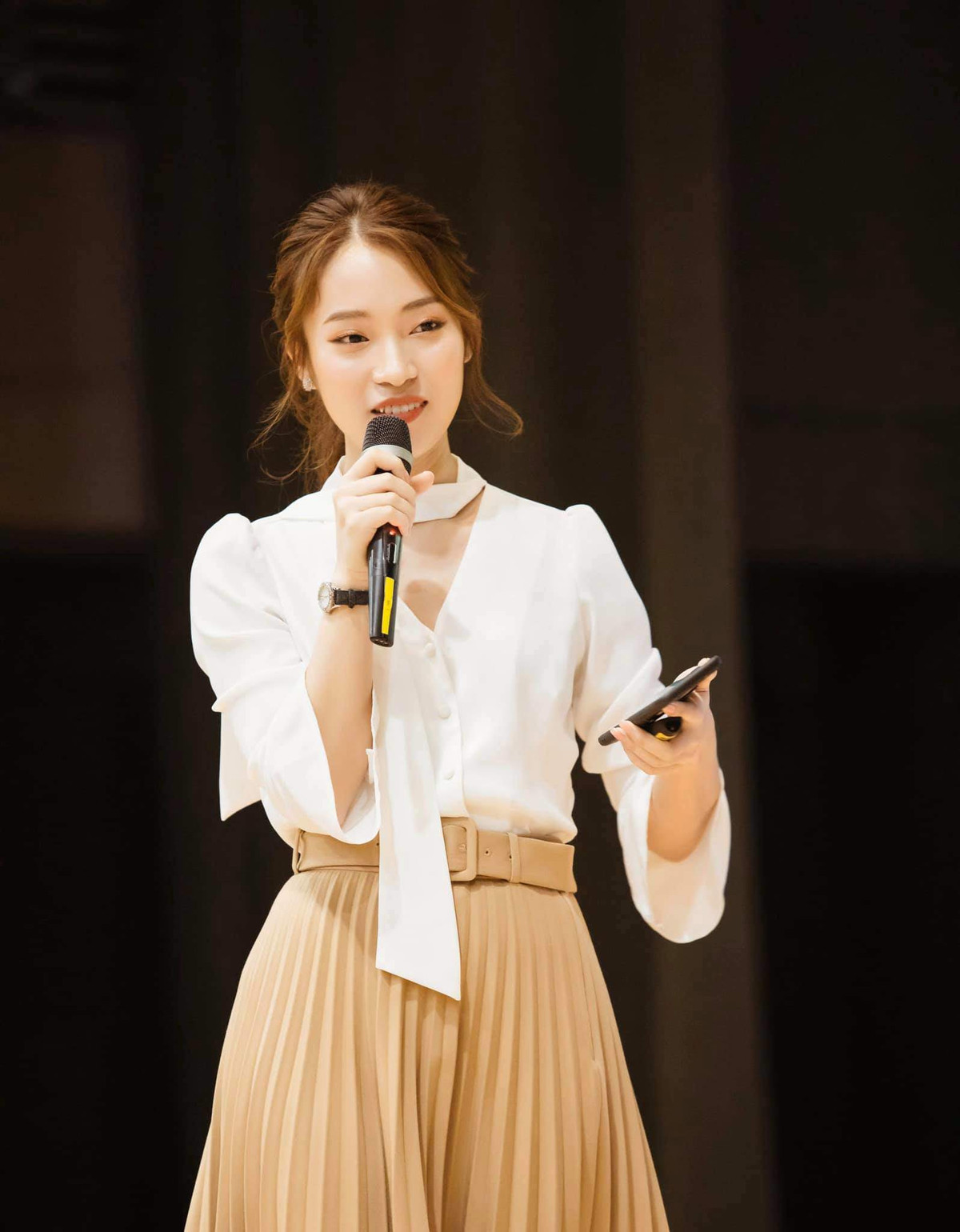 Trong vlog, Khánh Vy cũng không quên giới thiệu nơi mình làm việc cũng như các đồng nghiệp đáng yêu ngày ngày hợp tác cùng mình.