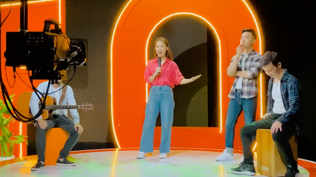 Như mọi lần, không khí xuyên suốt clip là mood siêu vui vẻ, lạc quan. Khánh Vy đã một lần show hết những gì mình để trong túi mang theo đi làm.