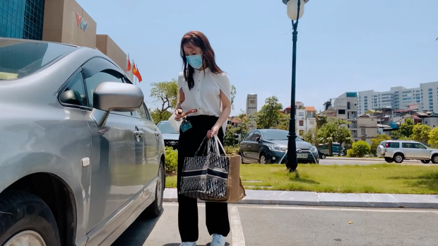 Cụ thể, trong túi của Khánh Vy đó là rất nhiều quần áo để thay khi dẫn các chương trình khác nhau, là sổ, là bút, là một lọ nước hoa xịt cho thơm và thêm một chiếc laptop.