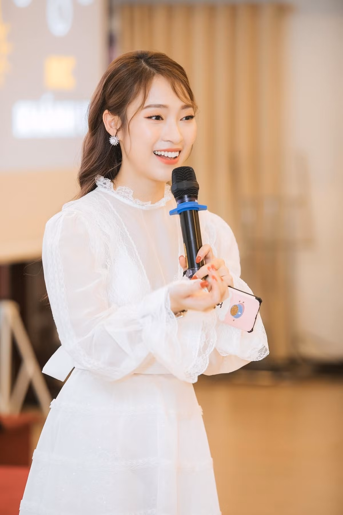 Về phần công việc, một ngày của Khánh Vy sẽ bắt đầu bằng khâu đọc và chuẩn bị trước kịch bản. Tiếp đó là phần trao đổi nội dung với crew và cuối cùng là thay đồ rồi lên sóng.