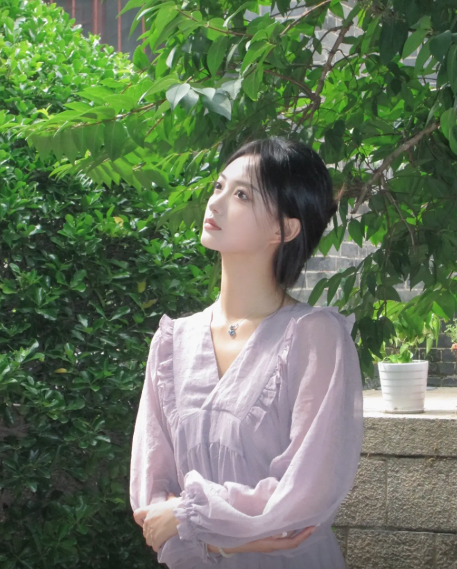 Trước khi được công chúng biết đến nhiều và gọi với danh xưng “hot girl cầm biển” Như Ý chỉ có vài nghìn người theo dõi trên nền tảng này. Con số follower hiện tại đã tăng lên hơn 340 nghìn người, với hơn 3,8 triệu lượt yêu thích.