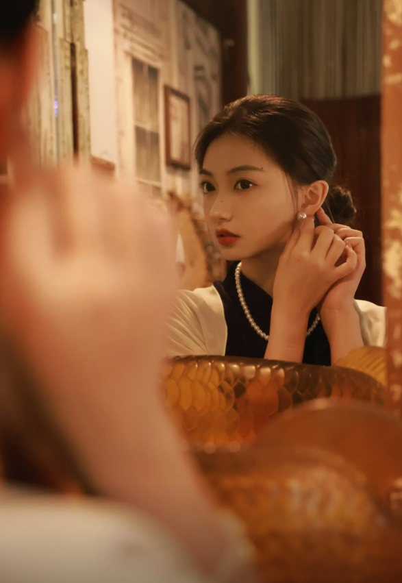 Trên thực tế, tấm ảnh làm nên tên tuổi của Như Ý được chụp từ năm 2021, bất ngờ được dân mạng chia sẻ, tìm kiếm trở lại trong nhiều ngày qua, khi nhiều trường tổ chức Đại hội thể thao, hình ảnh về các cô gái cầm biển gây chú ý trở lại.