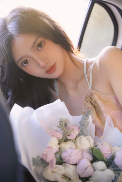 Hiện tại, Tây Như Ý vẫn hoạt động với vai trò blogger làm đẹp, thời trang. Nhan sắc của cô gái này cũng ngày càng thăng hạng, được đông đảo các nhãn hàng săn đón.