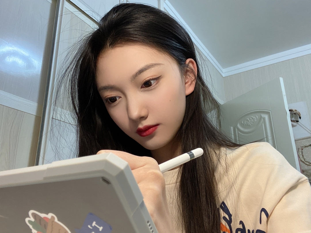 Tây Như Ý cho hay bản thân vốn là người yêu cái đẹp, sự chỉn chu nên đã đầu tư trang phục, make up kỹ càng trước khi xuất hiện với vai trò cầm biển tại lễ khai mạc Đại hội thể thao tại trường. Sự nổi tiếng nhanh chóng khiến lượng người hâm mộ của cô trên các nền tảng mạng xã hội tăng vọt.