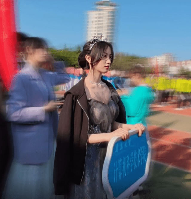 Như Ý chuyên làm các clip hướng dẫn makeup, phối đồ, làm tóc hoặc vlog về cuộc sống thường ngày. Clip đầu tiên của cô trên nền tảng Douyin được đăng tải vào khoảng cuối năm 2020.