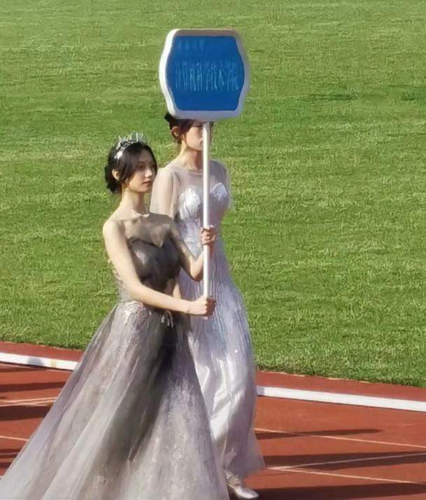 Rất nhanh sau đó, nhiều người hâm mộ đã tìm được danh tính cô gái trong hình. Được biết đó là Tây Như Ý - một blogger làm đẹp trên các nền tảng xã hội như Douyin, Xiaohongshu và Weibo.