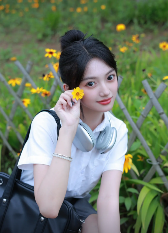 Hot girl Trung Quốc này tập trung vào việc hướng dẫn làm đẹp, đánh giá các sản phẩm,... Cô gái này cũng thường xuyên cập nhật những khoảnh khắc đời thường, chia sẻ về cuộc sống hằng ngày tới người hâm mộ.