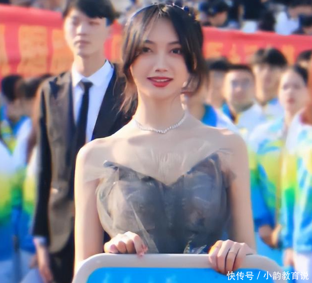 Bên cạnh những lời khen ngợi sắc vóc, thì nhiều người còn cho biết họ "không thể rời mắt" trước vẻ ngoài của cô gái này và rất tò mò về danh tính.