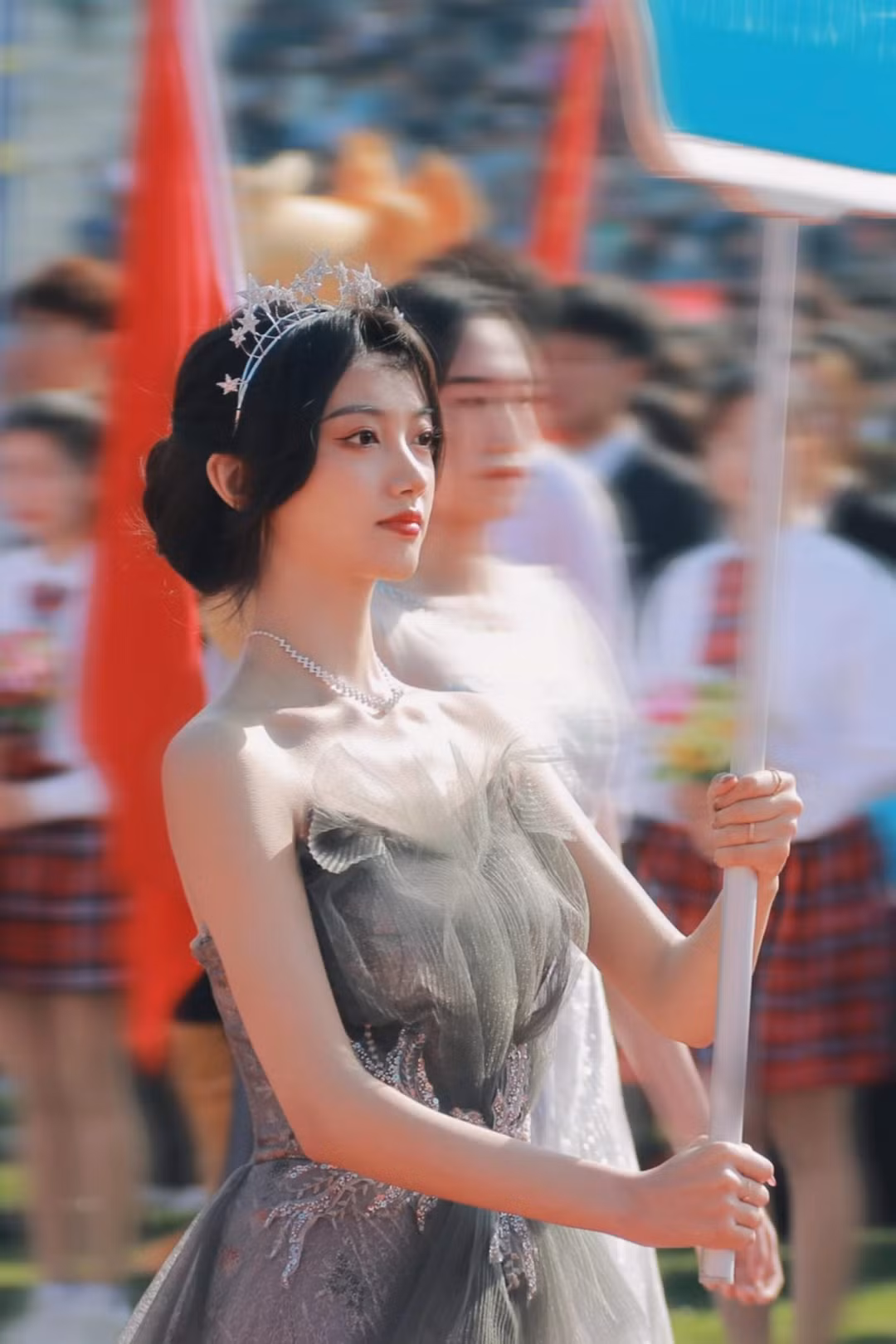 Không rõ tấm hình chụp mỹ nữ cầm biển hội thao này được chụp từ thời điểm nào, song ai nấy đều mê đắm nhan sắc cô gái trong hình.