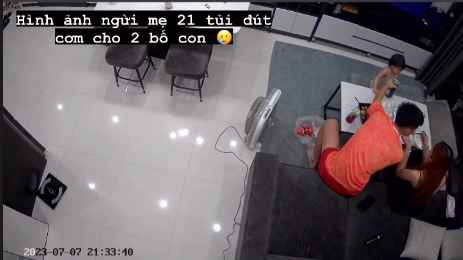 Cụ thể, vợ của cầu thủ Vũ Tiến Long viết: "Hình ảnh người mẹ 21 tuổi đút cơm cho hai bố con", kèm theo đó là hình ảnh được chụp lại từ camera gia đình.