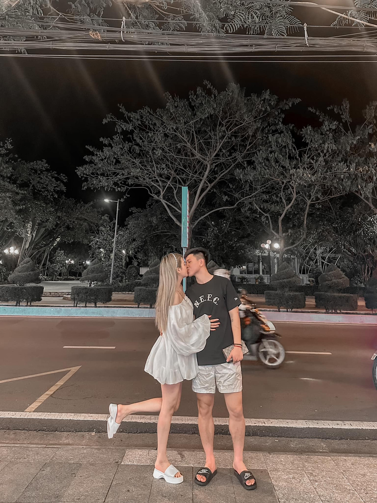 Diễm Quỳnh thu hút mọi ánh nhìn bởi làn da trắng bóc cùng 3 vòng cực nóng bỏng. Đáng chú ý, trong bức ảnh, vợ Vũ Tiến Long cũng tự tin “pose” dáng với con gái.