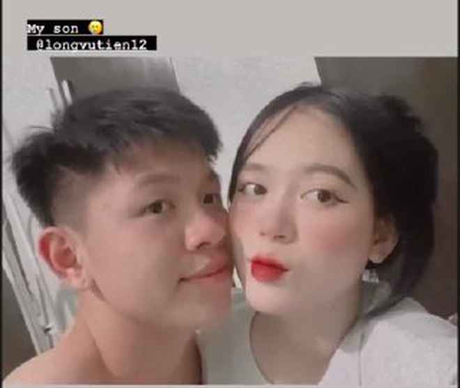 Không những thế, chàng cầu thủ này còn yên bề gia thất với vợ Diễm Quỳnh bằng tuổi, cùng quê. Cặp đôi đã có một bé gái đầu lòng vô cùng kháu khỉnh.