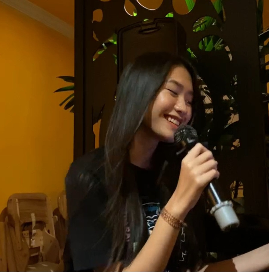 Netizen để lại nhiều bình luận dưới video của Văn Hậu, hầu hết dành lời khen cho chàng cầu thủ sinh năm 1999 vì đã cưới được một cô vợ vừa đẹp vừa đa tài. Qua camera của chồng, Doãn Hải My đang ngồi hát say sưa.