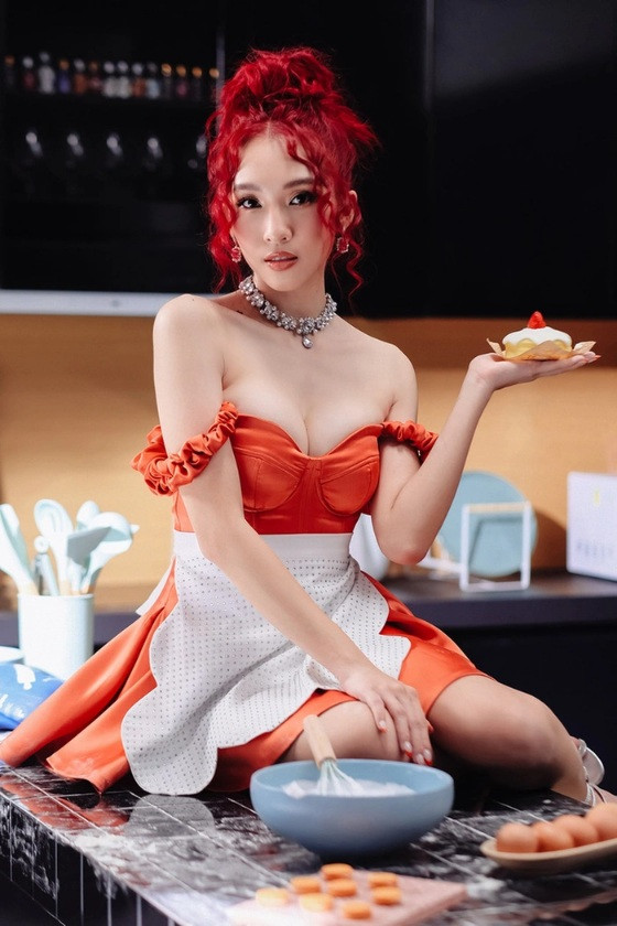 Nam rapper cũng cho hay, bà xã có nhiều thay đổi sau khi có 2 con. Ngày trước, cô sống vô tư, thức khuya, ngủ dậy muộn. Bây giờ, sáng nào Emily cũng dậy trước cả nhà, rồi chuẩn bị đưa các con đi học. Nữ ca sĩ còn học nấu ăn và thường vào bếp nấu cho cả nhà những món ăn hấp dẫn.