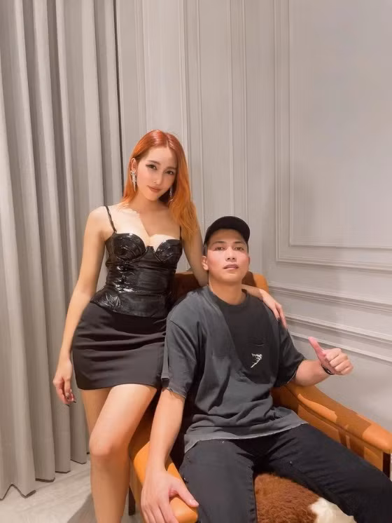 Big Daddy rất ủng hộ công việc của vợ. Anh cho hay, đây là cách giúp Emily thể hiện sự tự tin sau thời gian stress vì ngoại hình tăng cân, phải tạm dừng nghệ thuật để chăm sóc con nhỏ.