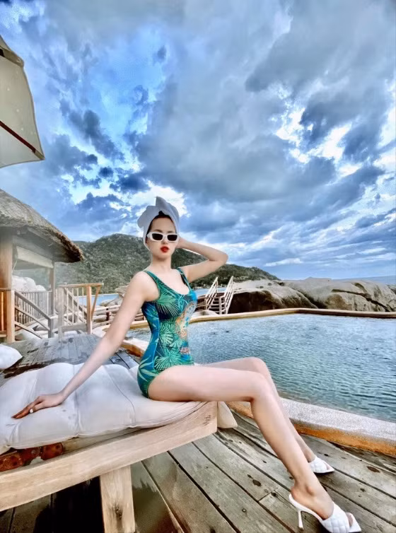 Dù vậy, nhan sắc và vóc dáng của hot girl sinh năm 1989 vẫn khiến cư dân mạng phải trầm trồ. Ở tuổi ngoài 30, cô không ngại chia sẻ trên trang cá nhân những hình ảnh diện bikini gợi cảm hay trang phục bó sát, cắt xẻ táo bạo.