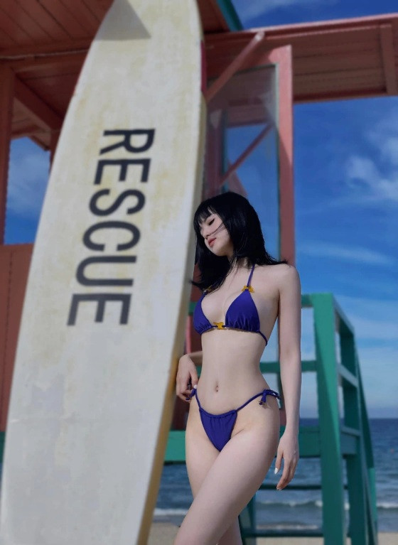 Sau đó, Tâm Tít quyết định Nam tiến để thử sức với công việc ca sĩ, bên cạnh người mẫu ảnh. Từ cô nàng hot girl có phong cách tẻ trung, ngây thơ, gái xinh này dần chuyển sang hình tượng gợi cảm và quyến rũ.