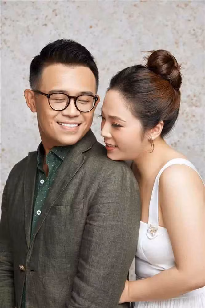 Mới đây vợ chồng MC Bùi Đức đã chia sẻ chuyện chi tiêu của gia đình mình. Trong clip này, cặp đôi truyền hình này thay nhau tiết lộ các quy tắc liên quan đến vấn đề chi tiêu - tài chính của gia đình nhỏ.