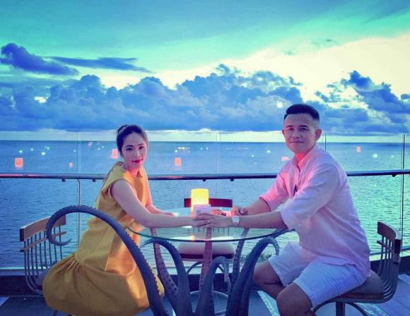 Ở phần bình luận nam MC lý giải vì vợ mình cho rằng chồng có thu nhập gấp 10 lần vợ nên tỷ lệ phải nhiều hơn.