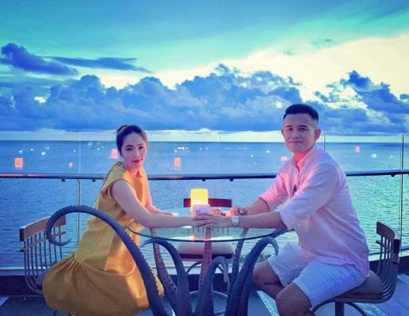 Ở phần bình luận nam MC lý giải vì vợ mình cho rằng chồng có thu nhập gấp 10 lần vợ nên tỷ lệ phải nhiều hơn.