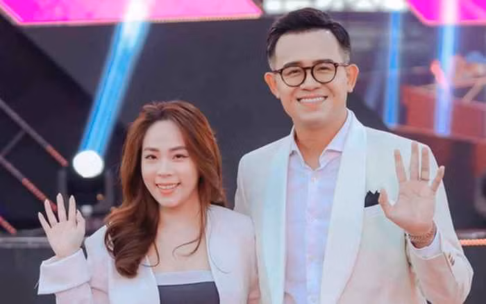 "Số tiền còn lại sẽ được để trong tài khoản riêng dành cho tiết kiệm và đầu tư. Cùng nhau quản lý và chia sẻ trách nhiệm, không giấu giếm tài chính là tấm giáp vững chắc nhất duy trì hôn nhân" - vợ chồng MC Đức Bảo chia sẻ quan điểm.