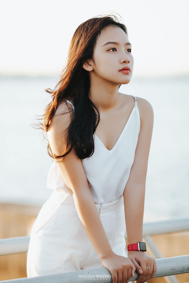 Phan Đoàn Gia Tiên đang trở thành cái tên được cộng đồng mạng liên tục chia sẻ bởi vẻ đẹp trong sáng với thân hình chuẩn, mái tóc dài đen nhánh và làn da trắng như sứ.