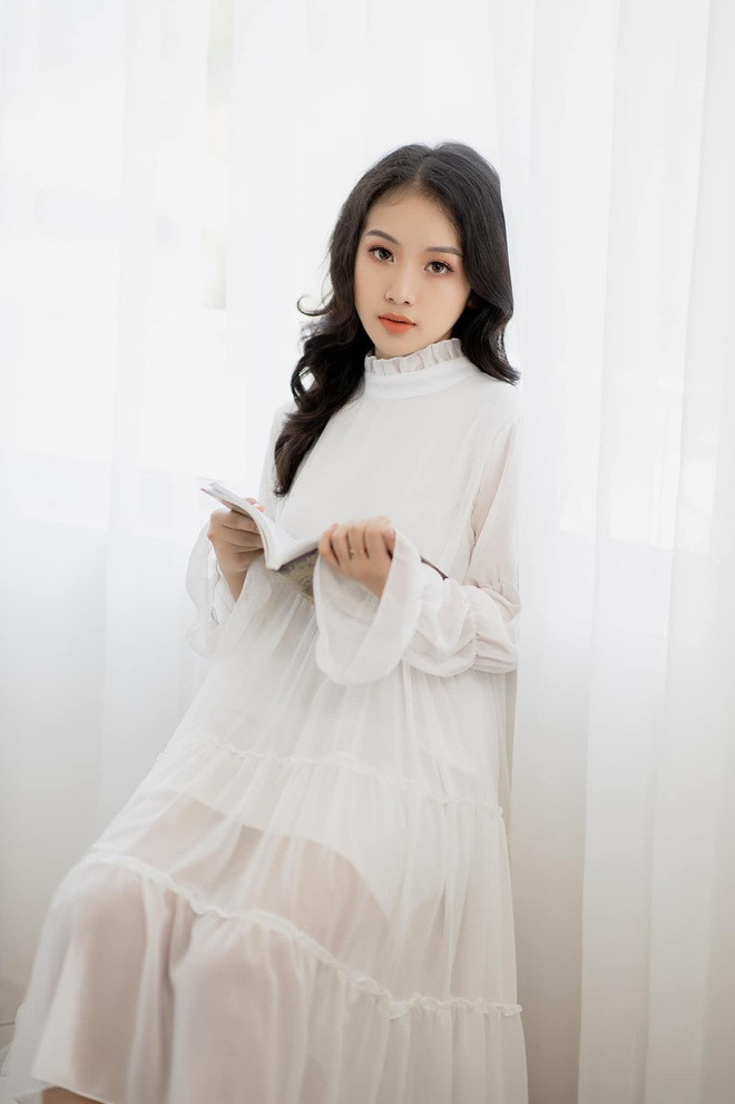 Chia sẻ về quyết định theo học khoa Quốc tế học, gái xinh Gia Tiên cho biết, mình rất thích học ngoại ngữ, thích những công việc hoạt động xã hội, nên chủ động theo đuổi ngành Quốc Tế Học - ĐH Ngoại Ngữ Huế vì ngoài được đào tạo về vốn Tiếng Anh, sinh viên còn được dạy về kiến thức địa lý, chính trị, ngoại giao.