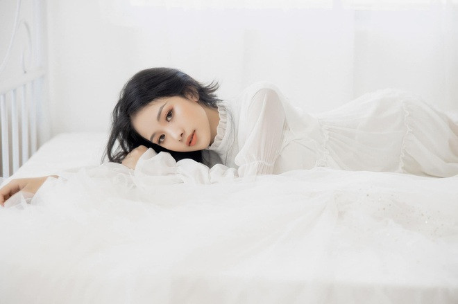 Trên trang cá nhân, hot girl xứ Huế cũng có rất nhiều bức ảnh đời thường xinh đẹp. Cô nàng có phong cách giản dị, làn da trắng làm nên "thương hiệu riêng" của mình trong nhiều phong cách trang phục khác nhau.